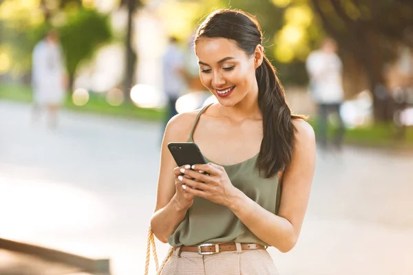 Foto Mulher Feliz Elegante 20S Vestindo Roupa Verão Casual Andando — Fotografia de Stock