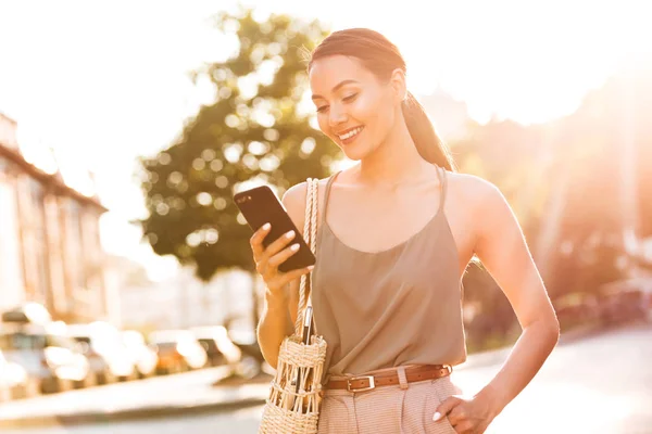 Szép Ázsiai Séta Kint Utcán Mobiltelefon Használata Képe — Stock Fotó