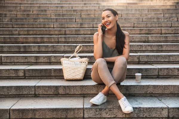 Foto Una Bella Donna Asiatica Felice Seduta Gradini All Aperto — Foto Stock