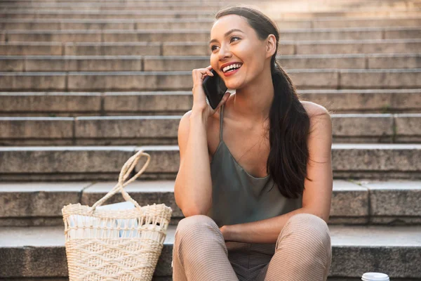 Foto Una Bella Donna Asiatica Felice Seduta Gradini All Aperto — Foto Stock