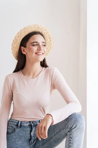 Retrato Una Joven Morena Riendo Con Sombrero Paja Mirando Hacia — Foto de Stock