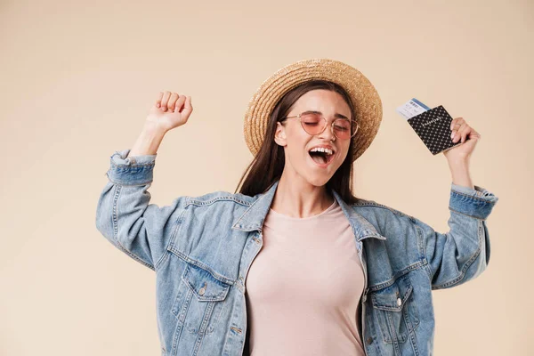 Retrato Una Joven Morena Satisfecha Con Sombrero Paja Gafas Sol — Foto de Stock