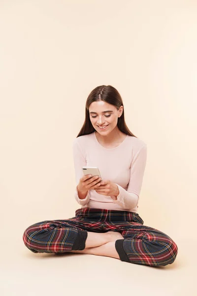 Retrato Una Joven Morena Feliz Usando Teléfono Móvil Mientras Está — Foto de Stock