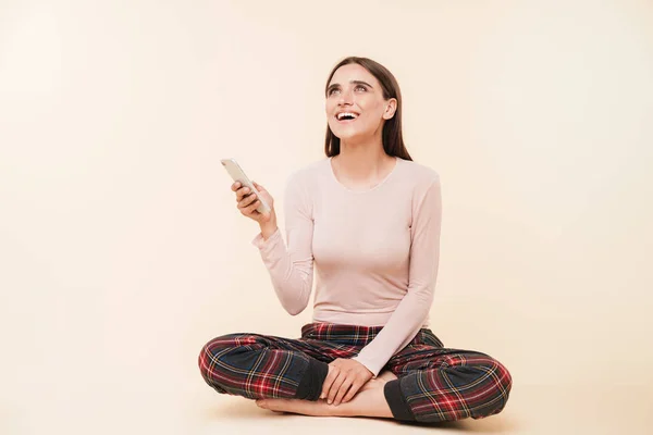 Retrato Una Joven Morena Feliz Sosteniendo Teléfono Móvil Mientras Está — Foto de Stock