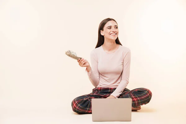 Feliz Chica Morena Joven Mostrando Billetes Dinero Mientras Está Sentado — Foto de Stock