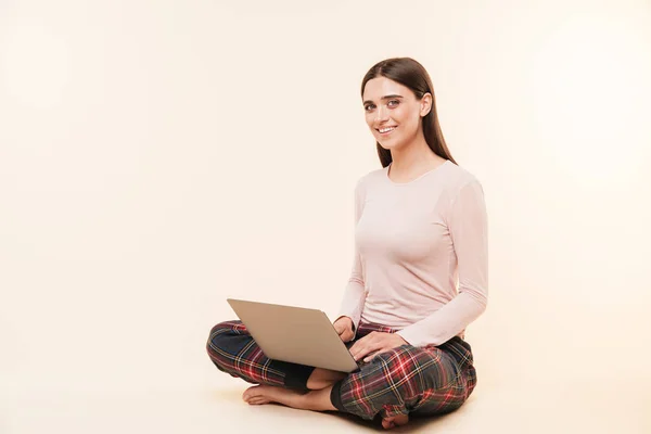 Imagen Joven Mujer Bonita Feliz Sentada Aislada Sobre Fondo Blanco — Foto de Stock