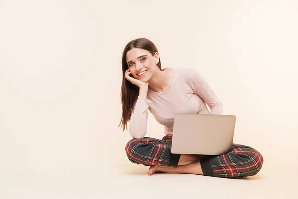 Kép Boldog Fiatal Csinos Elszigetelt Fehér Háttér Segítségével Laptop Számítógép — Stock Fotó