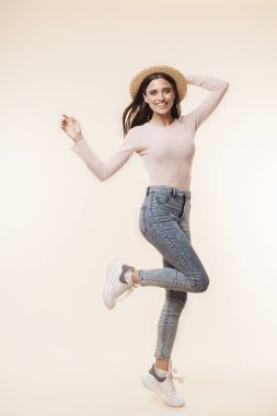 Beyaz arka plan üzerinde izole görüntü neşeli genç güzel kadın atlama. Görünümlü kamera.