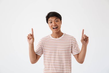 Beyaz arka plan üzerinde izole kopya alanı işaret mutlu bir genç Asyalı adam portresi