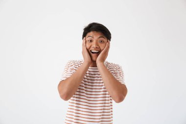 Çığlık ve beyaz arka plan üzerinde izole kutluyor mutlu bir genç Asyalı adam portresi