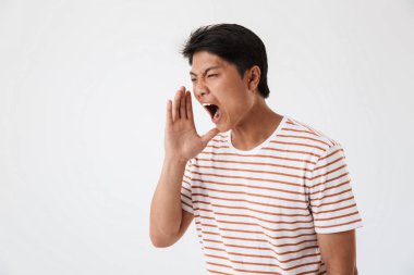 Beyaz bitti izole bozulmasından kollu yüksek sesle bağırarak genç bir Asyalı adam portresi kapatın