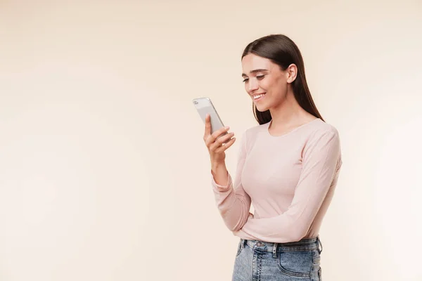 Retrato Una Joven Morena Sonriente Mirando Teléfono Móvil Aislado Sobre — Foto de Stock