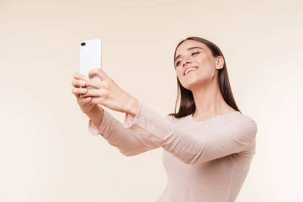Retrato Una Encantadora Joven Morena Tomando Una Selfie Con Teléfono — Foto de Stock