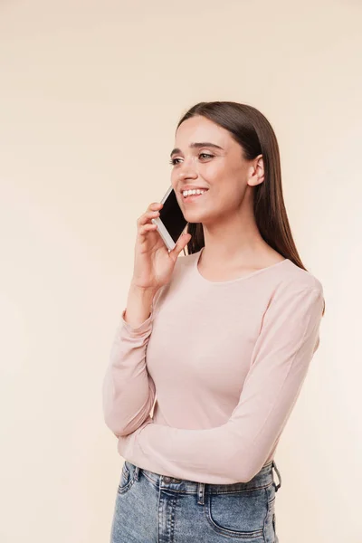 Retrato Una Joven Morena Sonriente Hablando Por Teléfono Móvil Aislada — Foto de Stock