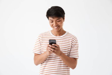 Cep telefonu beyaz arka plan üzerinde izole tutmak gülümseyen bir Asya adam portresi