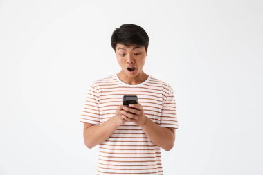 Cep telefonu beyaz arka plan üzerinde izole tutan bir şok Asya adam portresi