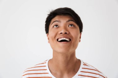 İçerik Çinli çizgili giyen 20s portre closeup mükemmel ile gülümseyen ve yukarı doğru seyir t-shirt beyaz arka plan üzerinde izole. Duygular kavramı