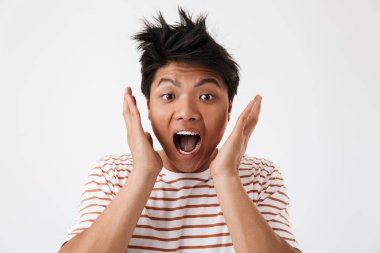 Beyaz bitti izole bozulmasından kollu çığlık korkmuş genç bir Asyalı adam portresi