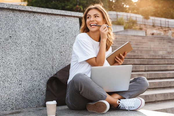 Lábbal Nyári Nap Gazdaság Notebook Tollal Laptop Használata Közben Város — Stock Fotó