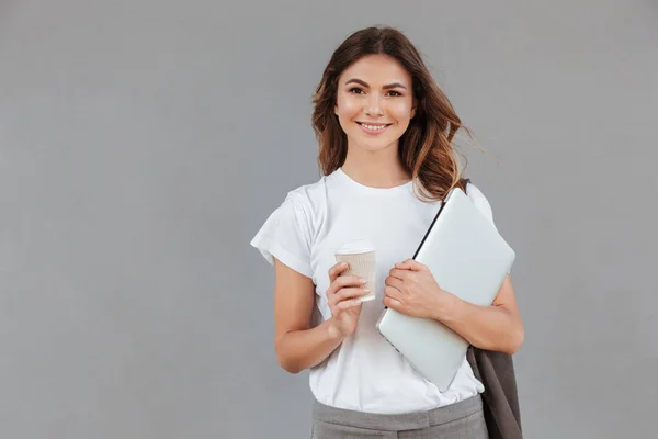 Foto Hermosa Mujer Joven Sonriendo Pie Sobre Fondo Gris Aislado —  Fotos de Stock