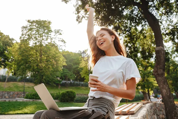 Imagen Mujer Moderna Con Forma Sentada Banco Parque Verde Disfrutando — Foto de Stock