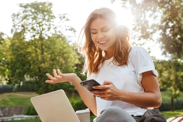 Image Pretty Sunlit Woman Sitting Bench Green Park Summer Day — Stock Photo, Image