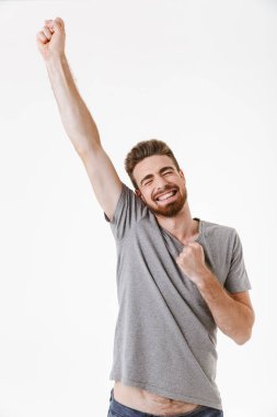 Beyaz arka plan üzerinde izole kazanmak kutluyor neşeli Genç sakallı bir adam portresi