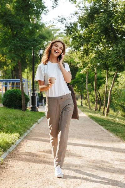 Imagem Completa Mulher Moderna Caucasiana Andando Pelo Caminho Estreito Através — Fotografia de Stock