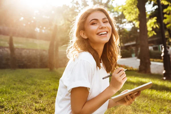 Foto Mujer Alegre Años Con Amplia Sonrisa Sentada Sobre Hierba — Foto de Stock