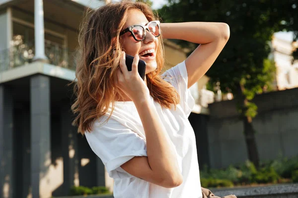 Imagen Una Hermosa Mujer Feliz Vistiendo Atuendo Casual Verano Gafas —  Fotos de Stock