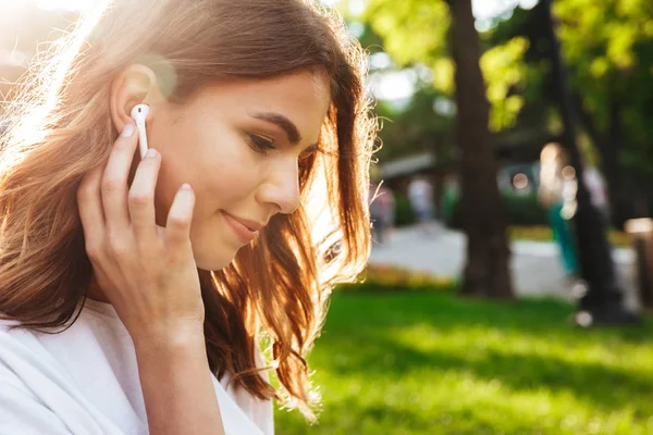 Acercamiento Una Hermosa Joven Auriculares Fuera —  Fotos de Stock