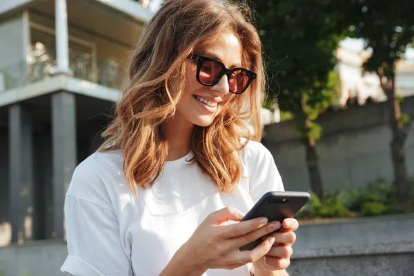 Image Sociable Femme Moderne Des Années Portant Tenue Été Décontractée — Photo