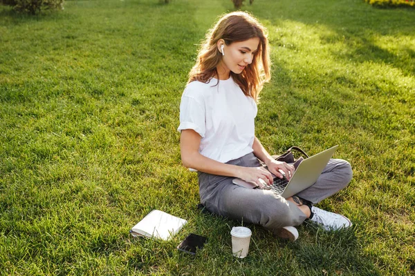 Photo European Woman 20S Sitting Green Grass Park Legs Crossed — Stock Photo, Image