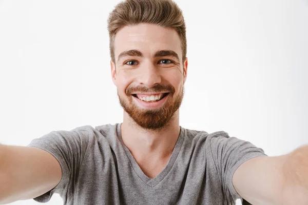 Retrato Jovem Barbudo Alegre Tomando Uma Selfie Isolada Sobre Fundo — Fotografia de Stock