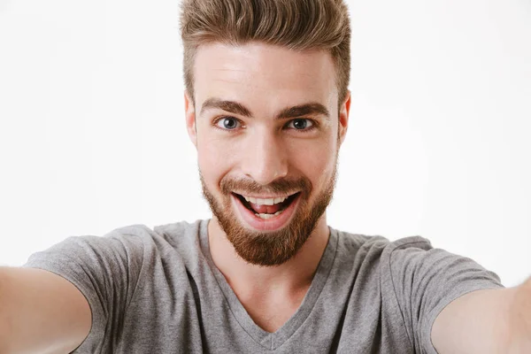 Retrato Joven Barbudo Excitado Tomando Una Selfie Aislada Sobre Fondo —  Fotos de Stock