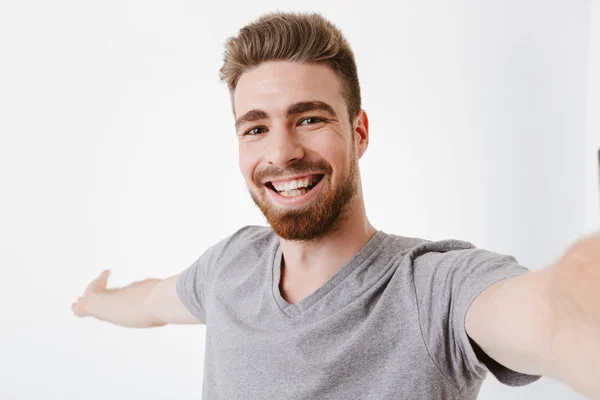 Retrato Jovem Barbudo Alegre Tomando Uma Selfie Isolada Sobre Fundo — Fotografia de Stock