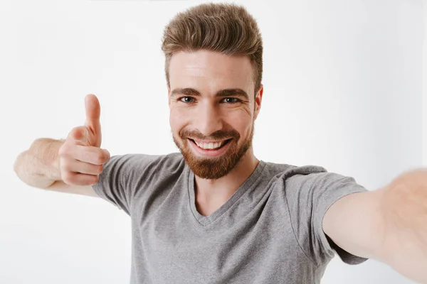 Retrato Joven Barbudo Alegre Tomando Una Selfie Señalando Con Dedo — Foto de Stock