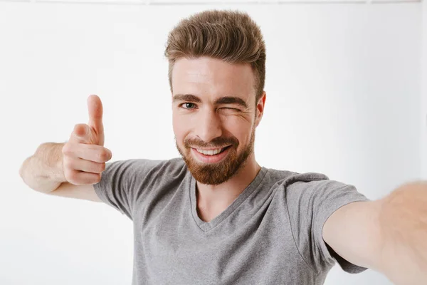 Portret Młodego Mężczyzny Brodaty Wesoły Biorąc Selfie Mrugając Białym Tle — Zdjęcie stockowe
