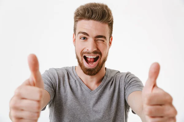 Close Retrato Jovem Homem Barbudo Alegre Mostrando Polegares Acima Gesto — Fotografia de Stock