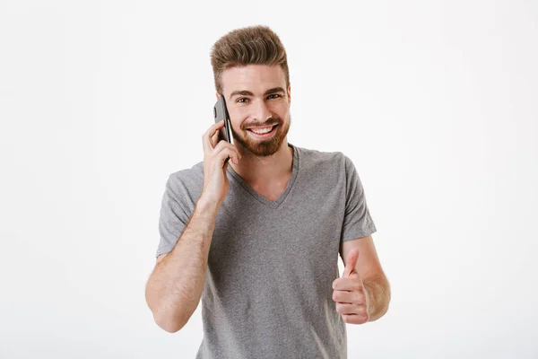 Retrato Joven Barbudo Feliz Hablando Por Teléfono Móvil Mostrando Los — Foto de Stock