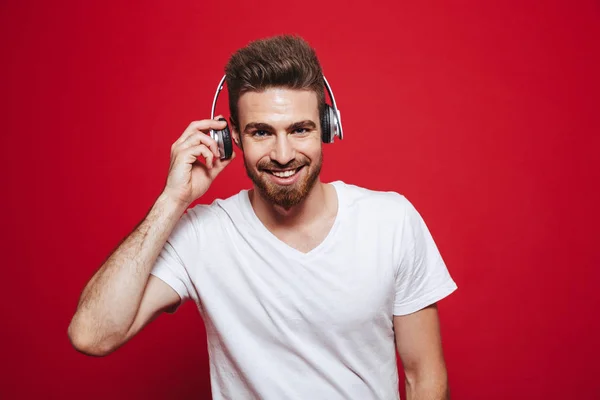 Foto Guapo Joven Emocional Camiseta Blanca Escuchando Música Con Auriculares — Foto de Stock