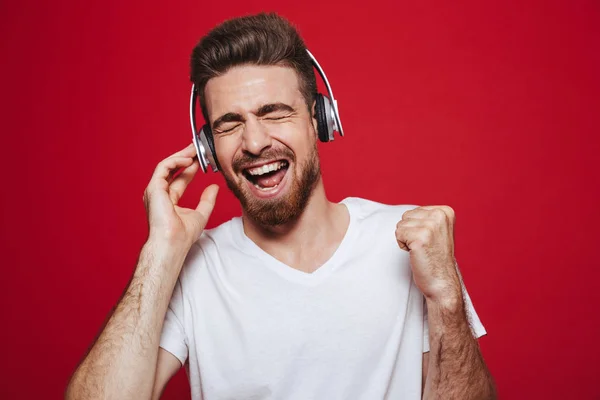 Foto Van Knappe Emotionele Jongeman Wit Shirt Luisteren Muziek Met — Stockfoto