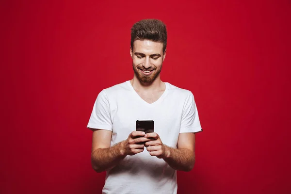 Retrato Joven Barbudo Feliz Usando Teléfono Móvil Aislado Sobre Fondo — Foto de Stock