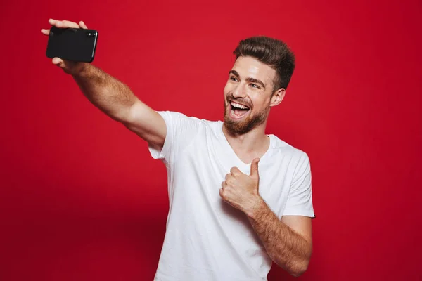 Retrato Joven Barbudo Alegre Mostrando Gesto Pulgares Hacia Arriba Mientras — Foto de Stock