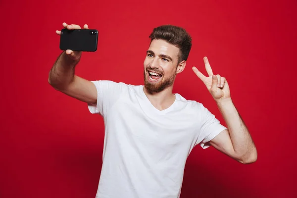 Retrato Joven Alegre Barbudo Mostrando Gesto Paz Mientras Toma Una — Foto de Stock