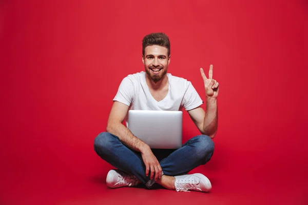 Retrato Jovem Barbudo Feliz Mostrando Gesto Paz Enquanto Sentado Com — Fotografia de Stock