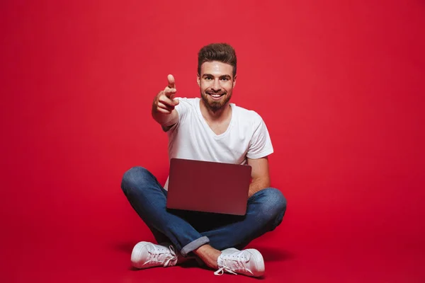 Portrait Jeune Homme Barbu Heureux Pointant Vers Caméra Tout Étant — Photo