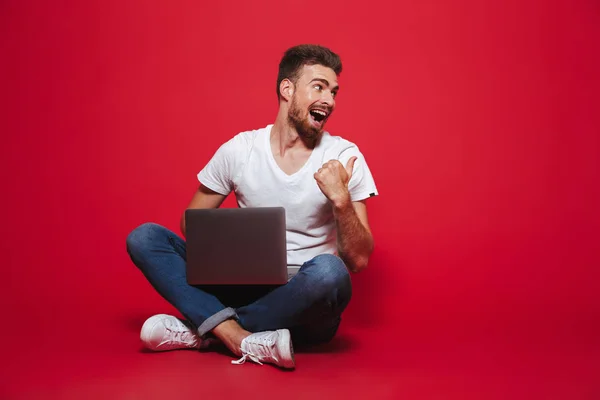 Boldog Fiatal Szakállas Férfi Mutatva Másol Hely Miközben Laptop Számítógép — Stock Fotó