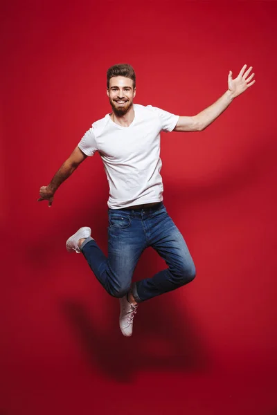 Retrato Cuerpo Entero Joven Barbudo Alegre Celebrando Éxito Mientras Salta — Foto de Stock