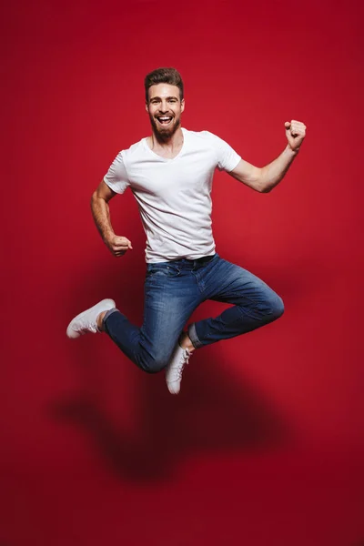 Retrato Cuerpo Entero Joven Barbudo Alegre Celebrando Éxito Mientras Salta — Foto de Stock